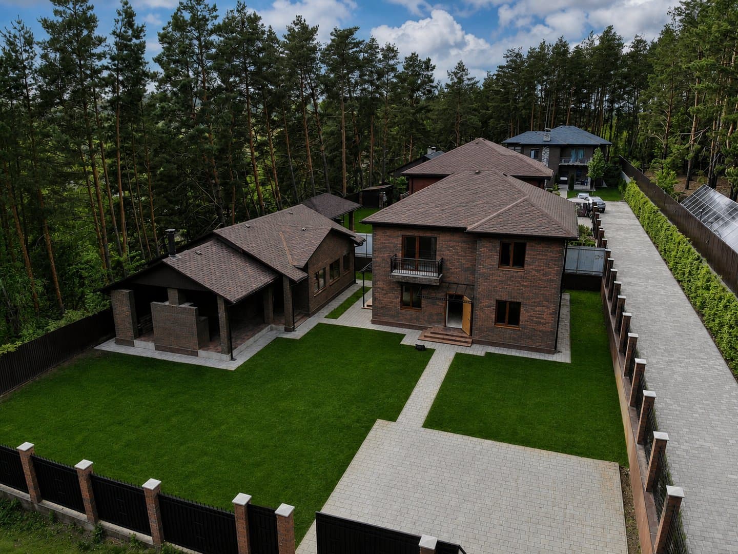 Комплекс: будинок 170 м² + гостьовий 110 м²